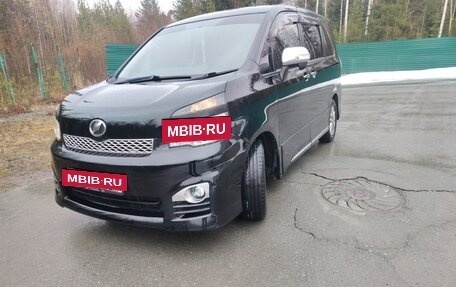 Toyota Voxy II, 2012 год, 1 700 000 рублей, 4 фотография