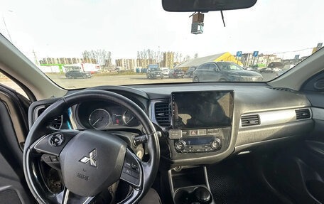 Mitsubishi Outlander III рестайлинг 3, 2015 год, 1 400 000 рублей, 10 фотография