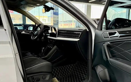 Volkswagen Tiguan II, 2023 год, 2 800 000 рублей, 10 фотография