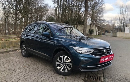 Volkswagen Tiguan II, 2022 год, 2 812 325 рублей, 2 фотография