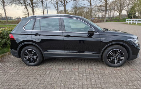 Volkswagen Tiguan II, 2022 год, 3 252 575 рублей, 3 фотография