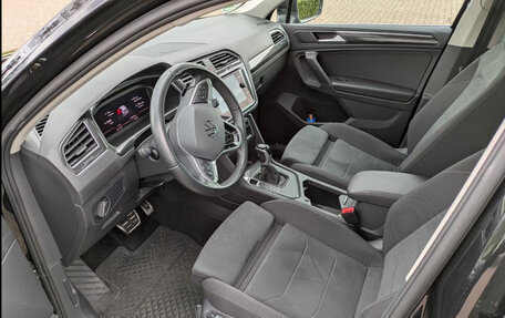 Volkswagen Tiguan II, 2022 год, 3 252 575 рублей, 6 фотография