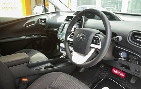 Toyota Prius IV XW50, 2018 год, 1 498 000 рублей, 13 фотография