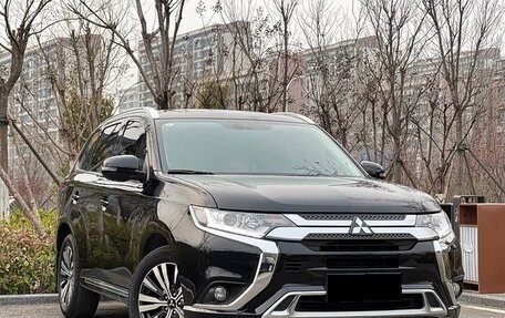Mitsubishi Outlander III рестайлинг 3, 2022 год, 2 250 000 рублей, 1 фотография
