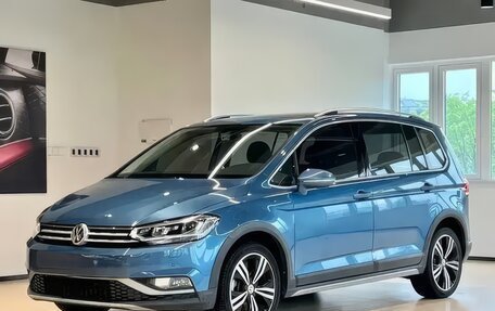 Volkswagen Touran III, 2022 год, 2 100 000 рублей, 1 фотография