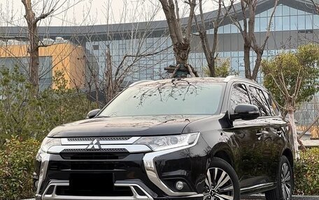 Mitsubishi Outlander III рестайлинг 3, 2022 год, 2 250 000 рублей, 3 фотография