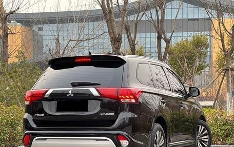 Mitsubishi Outlander III рестайлинг 3, 2022 год, 2 250 000 рублей, 4 фотография