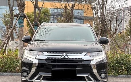 Mitsubishi Outlander III рестайлинг 3, 2022 год, 2 250 000 рублей, 2 фотография