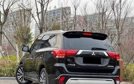 Mitsubishi Outlander III рестайлинг 3, 2022 год, 2 250 000 рублей, 6 фотография