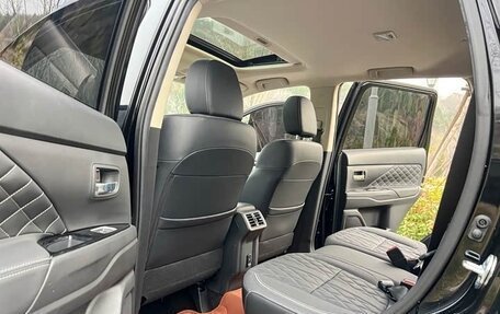 Mitsubishi Outlander III рестайлинг 3, 2022 год, 2 250 000 рублей, 9 фотография