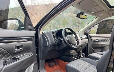 Mitsubishi Outlander III рестайлинг 3, 2022 год, 2 250 000 рублей, 7 фотография