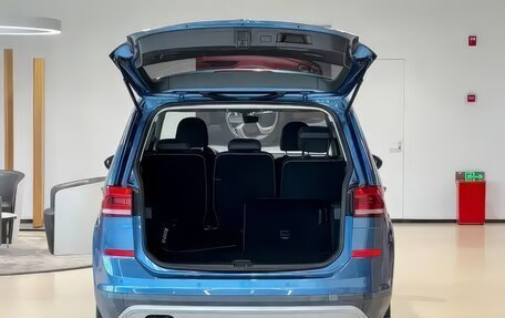 Volkswagen Touran III, 2022 год, 2 100 000 рублей, 7 фотография