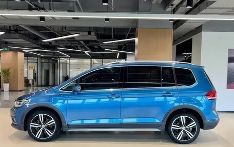 Volkswagen Touran III, 2022 год, 2 100 000 рублей, 3 фотография