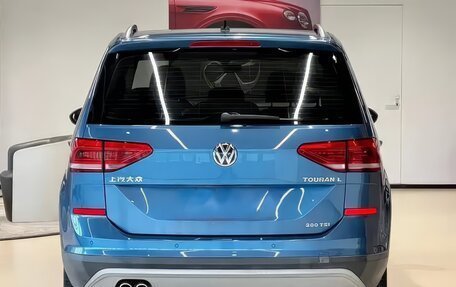 Volkswagen Touran III, 2022 год, 2 100 000 рублей, 5 фотография