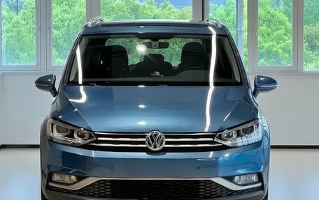 Volkswagen Touran III, 2022 год, 2 100 000 рублей, 2 фотография