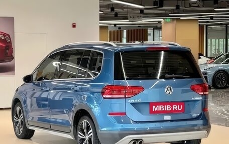 Volkswagen Touran III, 2022 год, 2 100 000 рублей, 4 фотография