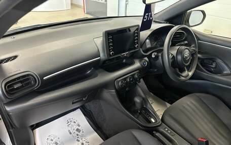 Toyota Yaris, 2021 год, 1 099 000 рублей, 13 фотография