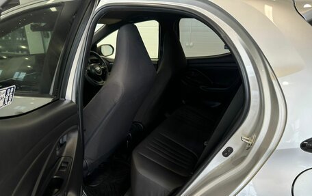 Toyota Yaris, 2021 год, 1 099 000 рублей, 17 фотография