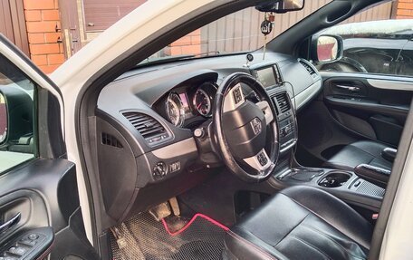 Dodge Caravan V, 2017 год, 2 400 000 рублей, 8 фотография