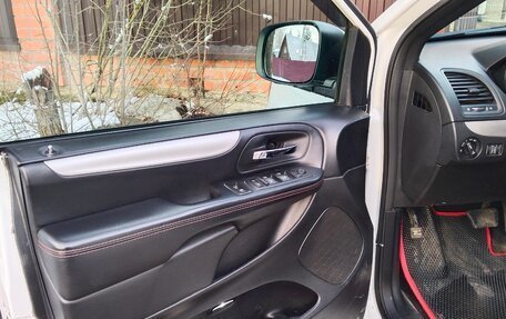 Dodge Caravan V, 2017 год, 2 400 000 рублей, 7 фотография