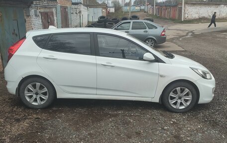 Hyundai Solaris II рестайлинг, 2011 год, 650 000 рублей, 3 фотография