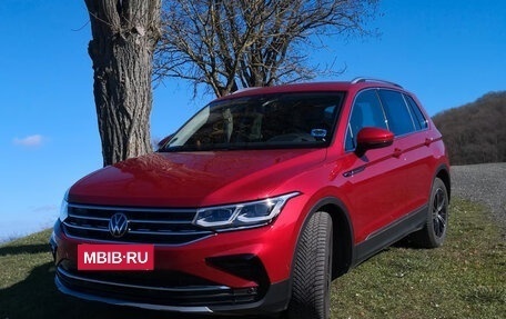 Volkswagen Tiguan II, 2023 год, 3 239 825 рублей, 2 фотография
