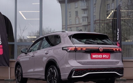 Volkswagen Tiguan, 2024 год, 4 399 000 рублей, 2 фотография