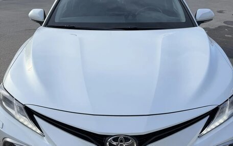 Toyota Camry, 2021 год, 3 300 000 рублей, 2 фотография