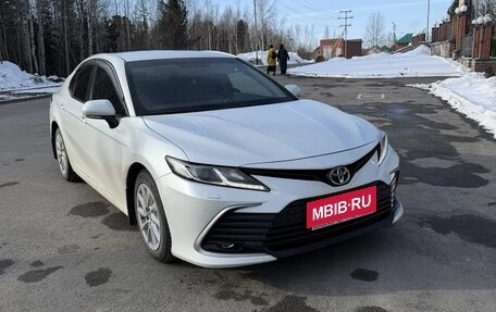 Toyota Camry, 2021 год, 3 300 000 рублей, 4 фотография