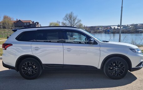 Mitsubishi Outlander III рестайлинг 3, 2022 год, 3 150 000 рублей, 4 фотография