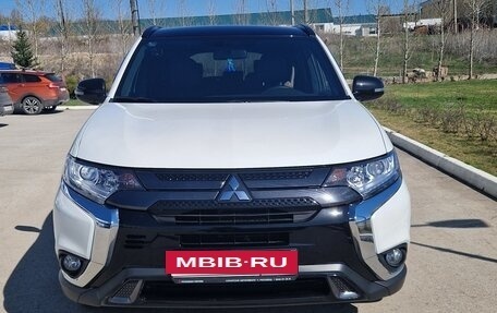 Mitsubishi Outlander III рестайлинг 3, 2022 год, 3 150 000 рублей, 2 фотография