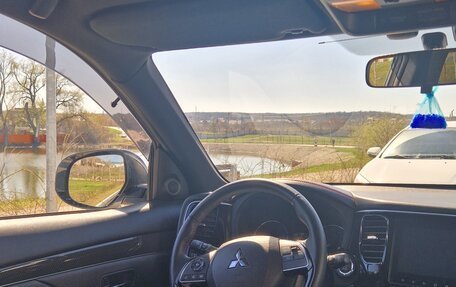 Mitsubishi Outlander III рестайлинг 3, 2022 год, 3 150 000 рублей, 10 фотография