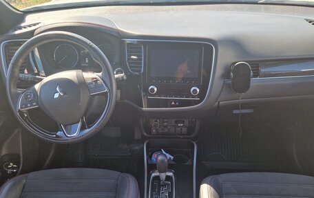 Mitsubishi Outlander III рестайлинг 3, 2022 год, 3 150 000 рублей, 11 фотография