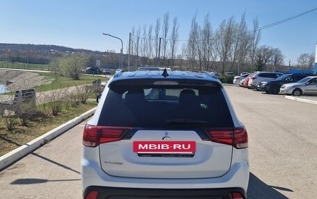 Mitsubishi Outlander III рестайлинг 3, 2022 год, 3 150 000 рублей, 6 фотография