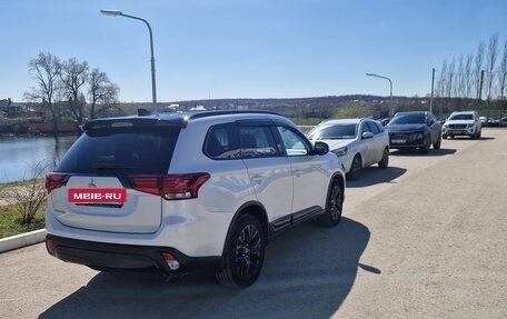 Mitsubishi Outlander III рестайлинг 3, 2022 год, 3 150 000 рублей, 5 фотография