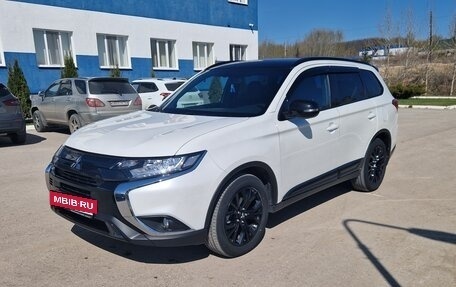 Mitsubishi Outlander III рестайлинг 3, 2022 год, 3 150 000 рублей, 8 фотография