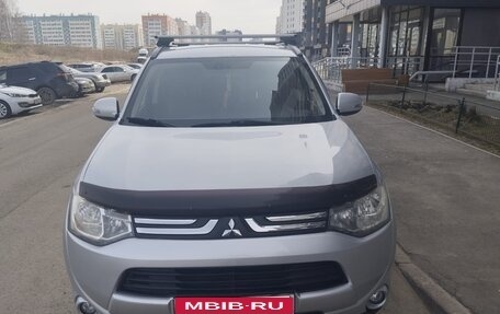 Mitsubishi Outlander III рестайлинг 3, 2013 год, 1 450 000 рублей, 2 фотография