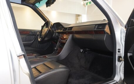 Mercedes-Benz W124, 1992 год, 10 800 000 рублей, 13 фотография