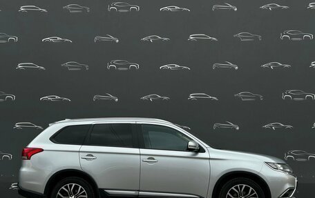 Mitsubishi Outlander III рестайлинг 3, 2018 год, 1 968 500 рублей, 12 фотография