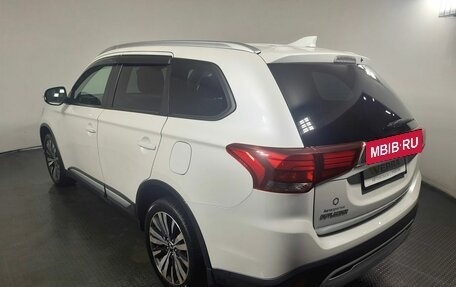 Mitsubishi Outlander III рестайлинг 3, 2021 год, 3 200 000 рублей, 6 фотография