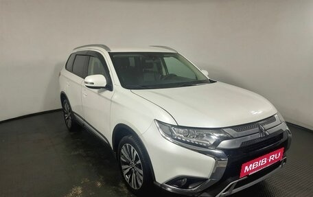 Mitsubishi Outlander III рестайлинг 3, 2021 год, 3 200 000 рублей, 3 фотография