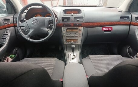 Toyota Avensis III рестайлинг, 2005 год, 750 000 рублей, 10 фотография