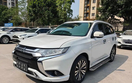 Mitsubishi Outlander III рестайлинг 3, 2022 год, 2 100 050 рублей, 3 фотография