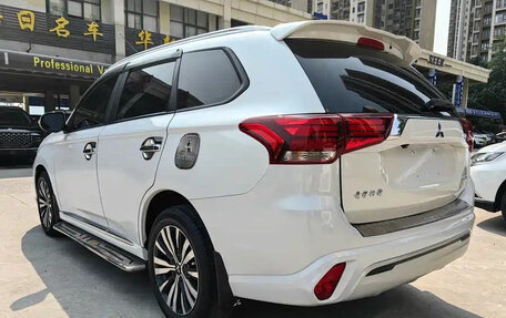 Mitsubishi Outlander III рестайлинг 3, 2022 год, 2 100 050 рублей, 4 фотография
