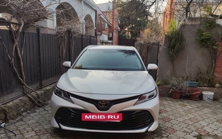 Toyota Camry, 2018 год, 2 300 000 рублей, 2 фотография