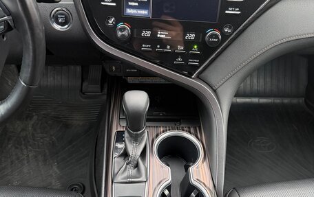 Toyota Camry, 2020 год, 3 300 000 рублей, 10 фотография