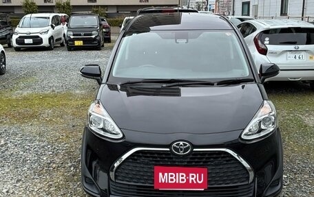 Toyota Sienta II, 2022 год, 950 000 рублей, 2 фотография