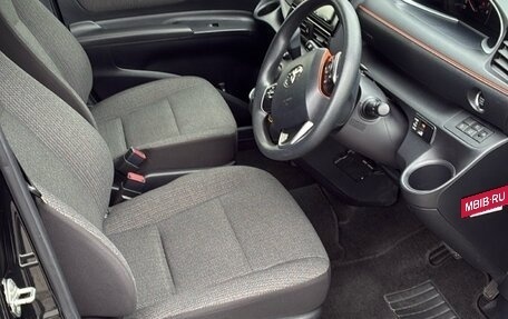 Toyota Sienta II, 2022 год, 950 000 рублей, 7 фотография