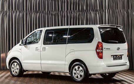 Hyundai Grand Starex Grand Starex I рестайлинг 2, 2014 год, 1 695 000 рублей, 4 фотография