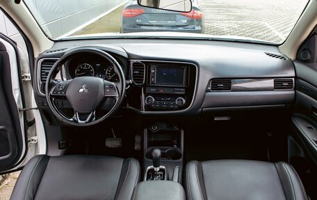 Mitsubishi Outlander III рестайлинг 3, 2018 год, 1 595 000 рублей, 16 фотография